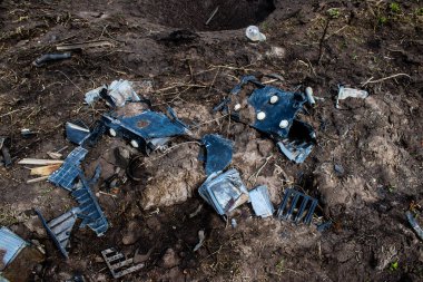 Mayın patlamasından sonra. Araba tamamen mahvolmuş ve enkaz etrafa saçılmış. Rus ordusu tarafından çok sayıda savunma ve saldırı patlayıcıları kullanıldı. Patlayıcılar halk için tehlike arz ediyor çünkü her yere yerleştirildiler.