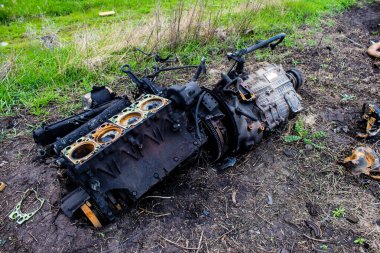 Mayın patlamasından sonra. Araba tamamen mahvolmuş ve enkaz etrafa saçılmış. Rus ordusu tarafından çok sayıda savunma ve saldırı patlayıcıları kullanıldı. Patlayıcılar halk için tehlike arz ediyor çünkü her yere yerleştirildiler.