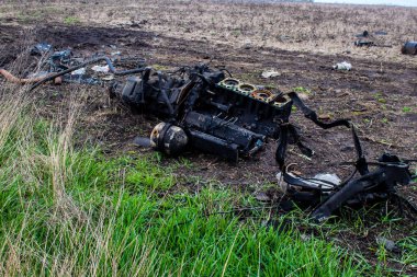 Mayın patlamasından sonra. Araba tamamen mahvolmuş ve enkaz etrafa saçılmış. Rus ordusu tarafından çok sayıda savunma ve saldırı patlayıcıları kullanıldı. Patlayıcılar halk için tehlike arz ediyor çünkü her yere yerleştirildiler.