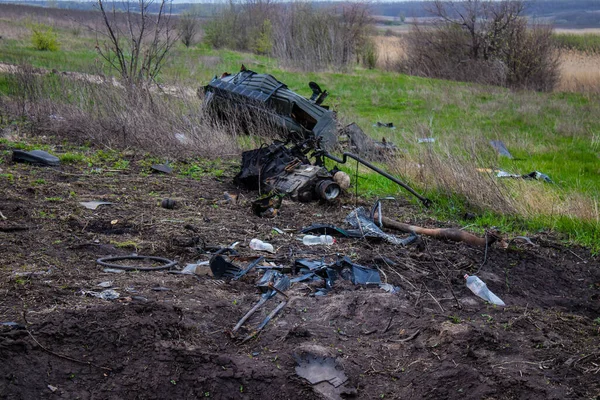 Mayın patlamasından sonra. Araba tamamen mahvolmuş ve enkaz etrafa saçılmış. Rus ordusu tarafından çok sayıda savunma ve saldırı patlayıcıları kullanıldı. Patlayıcılar halk için tehlike arz ediyor çünkü her yere yerleştirildiler.