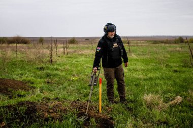 Trevor Kirton, SOLI Bomba İmha Ekibi 'nden madenci. Yollardaki ve tarlalardaki tanksavar ve kara mayınlarını temizlediler. Bu işi yapabilmek için farklı patlayıcılar ve savunma stratejileri hakkında büyük bir bilgiye ihtiyacımız var.