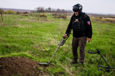 Trevor Kirton, SOLI Bomba İmha Ekibi 'nden madenci. Yollardaki ve tarlalardaki tanksavar ve kara mayınlarını temizlediler. Bu işi yapabilmek için farklı patlayıcılar ve savunma stratejileri hakkında büyük bir bilgiye ihtiyacımız var.