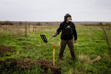 Trevor Kirton, SOLI Bomba İmha Ekibi 'nden madenci. Yollardaki ve tarlalardaki tanksavar ve kara mayınlarını temizlediler. Bu işi yapabilmek için farklı patlayıcılar ve savunma stratejileri hakkında büyük bir bilgiye ihtiyacımız var.