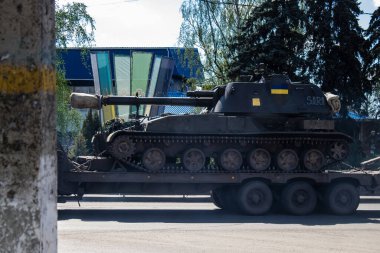 Sloviansk, Ukrayna - 26 Nisan 2023 Ukraynalı bir ordu kamyonu kendi kendine itilen bir havan topu, tekerlekli bir topçu sistemi taşıyor. Bunlar yüksek derecede hareket kabiliyetine sahipler ve bu da çekilen havan toplarına karşı başlıca avantajları.. 