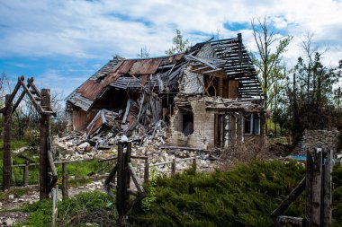 Harkiv cephesindeki yıkılmış bina, Rus ordusu sivil hedefleri bombaladı ve çok fazla hasara yol açtı. Bu bölgede şiddetli çatışmalar yaşandı..