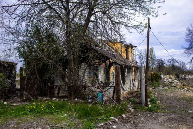 Harkiv cephesindeki yıkılmış bina, Rus ordusu sivil hedefleri bombaladı ve çok fazla hasara yol açtı. Bu bölgede şiddetli çatışmalar yaşandı..