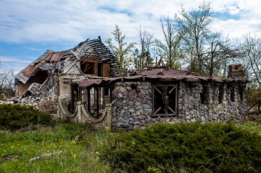 Harkiv cephesindeki yıkılmış bina, Rus ordusu sivil hedefleri bombaladı ve çok fazla hasara yol açtı. Bu bölgede şiddetli çatışmalar yaşandı..