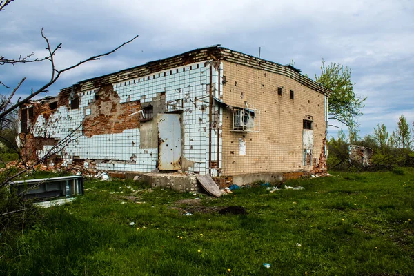 ハリコフの前線にある破壊された建物 ロシア軍は民間人の標的を爆撃し 多くの損害を与えます この地域では激しい戦闘が行われた — ストック写真