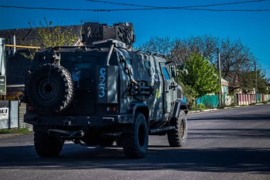 Ukrayna ordusunun zırhlı aracı Kramatorsk 'a doğru gidiyor ve Bakhmut' a gidiyor. Savaş şiddetlidir ve yeni birlikler Rus ordusuyla savaşmak için cepheye katılırlar..