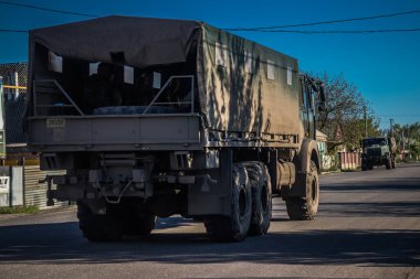 Ukrayna ordu kamyonu Kramatorsk 'a ve Bakhmut' a gidiyor. Savaş şiddetlidir ve yeni birlikler Rus ordusuyla savaşmak için cepheye katılırlar..