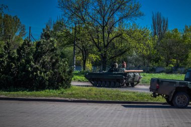 Ukrayna ordusunun Bmp tankı Kramatorsk 'a ve Bakhmut' a giden ana yoldan gidiyor. Savaş şiddetlidir ve yeni birlikler Rus ordusuyla savaşmak için cepheye katılırlar..