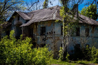 Niu York şehri, Donbass 'ta ve Bahkmut' a birkaç kilometre mesafede yer almaktadır. Şehir cephede ve bombardımanlar hiç bitmiyor. Sivillerin çoğu Niu York 'u tahliye etti..