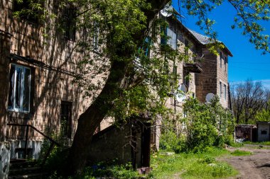 Niu York şehri, Donbass 'ta ve Bahkmut' a birkaç kilometre mesafede yer almaktadır. Şehir cephede ve bombardımanlar hiç bitmiyor. Sivillerin çoğu Niu York 'u tahliye etti..