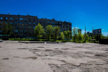 Niu York şehri, Donbass 'ta ve Bahkmut' a birkaç kilometre mesafede yer almaktadır. Şehir cephede ve bombardımanlar hiç bitmiyor. Sivillerin çoğu Niu York 'u tahliye etti..