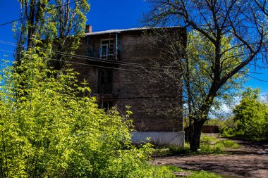 Niu York şehri, Donbass 'ta ve Bahkmut' a birkaç kilometre mesafede yer almaktadır. Şehir cephede ve bombardımanlar hiç bitmiyor. Sivillerin çoğu Niu York 'u tahliye etti..