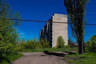 Niu York şehri, Donbass 'ta ve Bahkmut' a birkaç kilometre mesafede yer almaktadır. Şehir cephede ve bombardımanlar hiç bitmiyor. Sivillerin çoğu Niu York 'u tahliye etti..