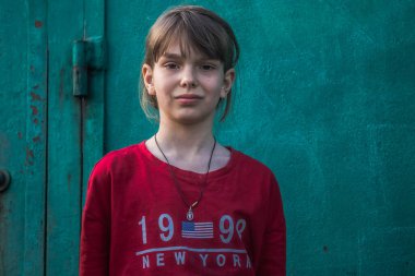 Ukrayna 'nın Donetsk bölgesindeki Yampil köyünden gençler. Çocuklar artık okula gidemez, ki artık öyle bir okul yok. Çocuklar, ısıtma, akan su ve elektrik gibi temel gereksinimlerden yoksun yaşamaya zorlanıyorlar. Ön cephe C