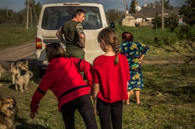 Ukrayna 'nın Donetsk bölgesindeki Yampil köyünden gençler. Çocuklar artık okula gidemez, ki artık öyle bir okul yok. Çocuklar, ısıtma, akan su ve elektrik gibi temel gereksinimlerden yoksun yaşamaya zorlanıyorlar. Ön cephe C