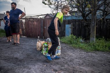 Ukrayna 'nın Donetsk bölgesindeki Yampil köyünden gençler. Çocuklar artık okula gidemez, ki artık öyle bir okul yok. Çocuklar, ısıtma, akan su ve elektrik gibi temel gereksinimlerden yoksun yaşamaya zorlanıyorlar. Ön cephe C