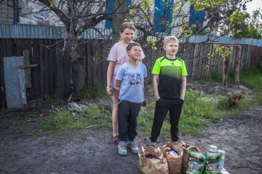 Ukrayna 'nın Donetsk bölgesindeki Yampil köyünden gençler. Çocuklar artık okula gidemez, ki artık öyle bir okul yok. Çocuklar, ısıtma, akan su ve elektrik gibi temel gereksinimlerden yoksun yaşamaya zorlanıyorlar. Ön cephe C