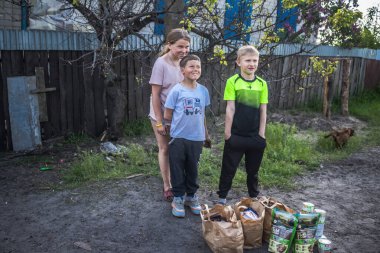 Ukrayna 'nın Donetsk bölgesindeki Yampil köyünden gençler. Çocuklar artık okula gidemez, ki artık öyle bir okul yok. Çocuklar, ısıtma, akan su ve elektrik gibi temel gereksinimlerden yoksun yaşamaya zorlanıyorlar. Ön cephe C