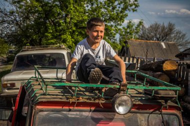 Ukrayna 'nın Donetsk bölgesindeki Yampil köyünden gençler. Çocuklar artık okula gidemez, ki artık öyle bir okul yok. Çocuklar, ısıtma, akan su ve elektrik gibi temel gereksinimlerden yoksun yaşamaya zorlanıyorlar. Ön cephe C