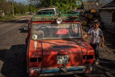 Ukrayna 'nın Donetsk bölgesindeki Yampil köyünden gençler. Çocuklar artık okula gidemez, ki artık öyle bir okul yok. Çocuklar, ısıtma, akan su ve elektrik gibi temel gereksinimlerden yoksun yaşamaya zorlanıyorlar. Ön cephe C