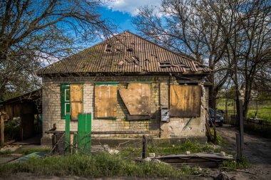 Ukrayna 'nın Donetsk Oblastı' ndaki Yampil köyünde ağır hasar gören ya da yıkılan evler. Ukrayna askerleri Yampil 'i Ekim 2022' de kurtardılar. Rus kuvvetleri Mayıs ayından beri bölgeyi kontrol ediyordu. Evler harabe ve siviller yaşamak zorunda.