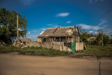 Ukrayna 'nın Donetsk Oblastı' ndaki Yampil köyünde ağır hasar gören ya da yıkılan evler. Ukrayna askerleri Yampil 'i Ekim 2022' de kurtardılar. Rus kuvvetleri Mayıs ayından beri bölgeyi kontrol ediyordu. Evler harabe ve siviller yaşamak zorunda.