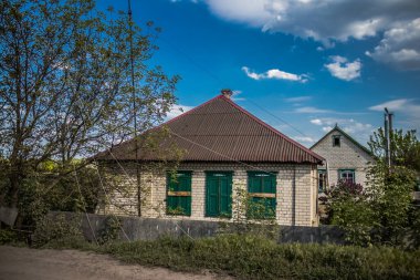 Ukrayna 'nın Donetsk Oblastı' ndaki Yampil köyünde ağır hasar gören ya da yıkılan evler. Ukrayna askerleri Yampil 'i Ekim 2022' de kurtardılar. Rus kuvvetleri Mayıs ayından beri bölgeyi kontrol ediyordu. Evler harabe ve siviller yaşamak zorunda.