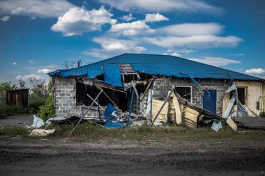 Ukrayna 'nın Donetsk Oblastı' ndaki Yampil köyünde ağır hasar gören ya da yıkılan evler. Ukrayna askerleri Yampil 'i Ekim 2022' de kurtardılar. Rus kuvvetleri Mayıs ayından beri bölgeyi kontrol ediyordu. Evler harabe ve siviller yaşamak zorunda.