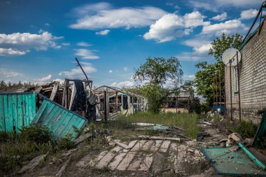 Ukrayna 'nın Donetsk Oblastı' ndaki Yampil köyünde ağır hasar gören ya da yıkılan evler. Ukrayna askerleri Yampil 'i Ekim 2022' de kurtardılar. Rus kuvvetleri Mayıs ayından beri bölgeyi kontrol ediyordu. Evler harabe ve siviller yaşamak zorunda.