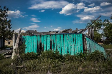 Ukrayna 'nın Donetsk Oblastı' ndaki Yampil köyünde ağır hasar gören ya da yıkılan evler. Ukrayna askerleri Yampil 'i Ekim 2022' de kurtardılar. Rus kuvvetleri Mayıs ayından beri bölgeyi kontrol ediyordu. Evler harabe ve siviller yaşamak zorunda.