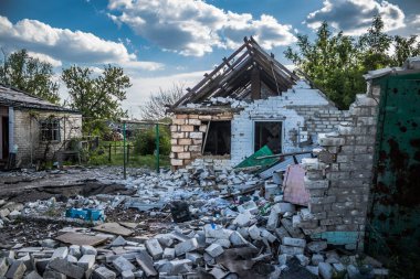 Ukrayna 'nın Donetsk Oblastı' ndaki Yampil köyünde ağır hasar gören ya da yıkılan evler. Ukrayna askerleri Yampil 'i Ekim 2022' de kurtardılar. Rus kuvvetleri Mayıs ayından beri bölgeyi kontrol ediyordu. Evler harabe ve siviller yaşamak zorunda.