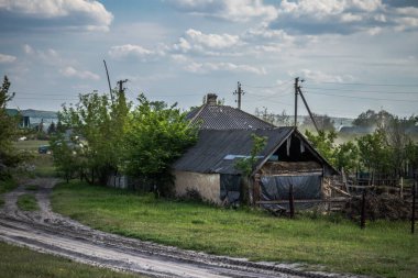 Ukrayna 'nın Donetsk Oblastı' ndaki Yampil köyünde ağır hasar gören ya da yıkılan evler. Ukrayna askerleri Yampil 'i Ekim 2022' de kurtardılar. Rus kuvvetleri Mayıs ayından beri bölgeyi kontrol ediyordu. Evler harabe ve siviller yaşamak zorunda.