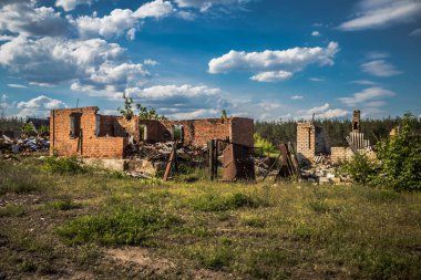 Ukrayna 'nın Donetsk Oblastı' ndaki Yampil köyünde ağır hasar gören ya da yıkılan evler. Ukrayna askerleri Yampil 'i Ekim 2022' de kurtardılar. Rus kuvvetleri Mayıs ayından beri bölgeyi kontrol ediyordu. Evler harabe ve siviller yaşamak zorunda.