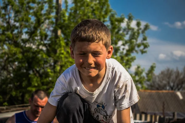 Tinédzserek Falu Jampil Donyeck Oblast Ukrajnában Gyerekek Már Nem Járhatnak — Stock Fotó