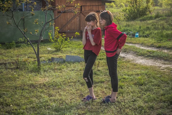 Adolescentes Aldea Yampil Óblast Donetsk Ucrania Los Niños Pueden Escuela —  Fotos de Stock