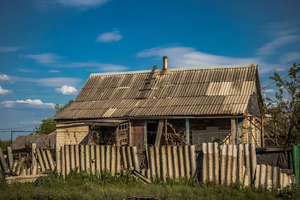 ウクライナのドネツク州 ヤンピル村の家屋を大破または破壊した ウクライナ軍は2022年10月上旬にヤンピルを解放した ロシア軍は5月からこの地域を支配していた 家は廃墟で 市民はWを生きることを余儀なくされている — ストック写真