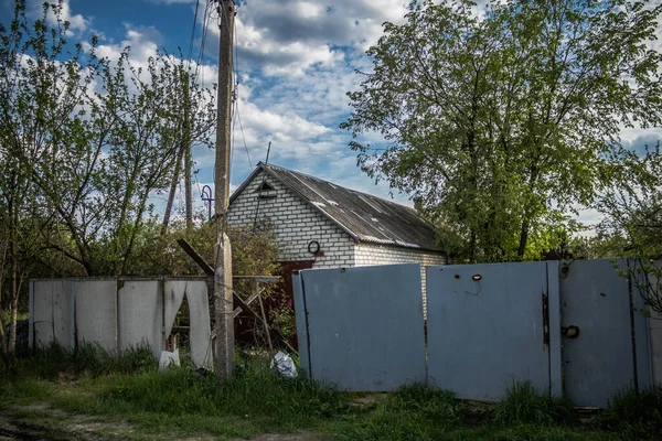 ウクライナのドネツク州 ヤンピル村の家屋を大破または破壊した ウクライナ軍は2022年10月上旬にヤンピルを解放した ロシア軍は5月からこの地域を支配していた 家は廃墟で 市民はWを生きることを余儀なくされている — ストック写真