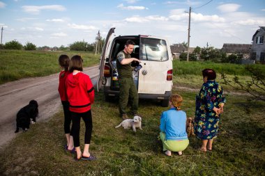 Ukrayna 'da yaşayan Çek gönüllü Petr takma adı Phantom Ukrayna' daki Donetsk Oblastı 'nın Yampil köyünde yaşayan insanlara Çek ve Slovak insani yardım getiriyor. İnsanlar hayatta kalmayı başardılar. Gönüllüler tarafından sağlanan insani yardım sayesinde.