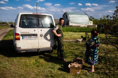 Ukrayna 'da yaşayan Çek gönüllü Petr takma adı Phantom Ukrayna' daki Donetsk Oblastı 'nın Yampil köyünde yaşayan insanlara Çek ve Slovak insani yardım getiriyor. İnsanlar hayatta kalmayı başardılar. Gönüllüler tarafından sağlanan insani yardım sayesinde.