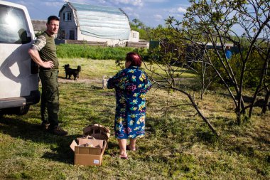 Ukrayna 'da yaşayan Çek gönüllü Petr takma adı Phantom Ukrayna' daki Donetsk Oblastı 'nın Yampil köyünde yaşayan insanlara Çek ve Slovak insani yardım getiriyor. İnsanlar hayatta kalmayı başardılar. Gönüllüler tarafından sağlanan insani yardım sayesinde.