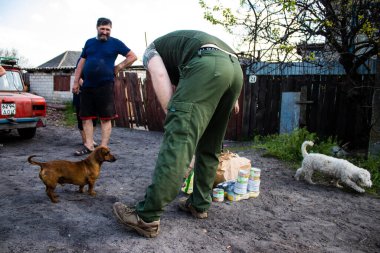 Ukrayna 'da yaşayan Çek gönüllü Petr takma adı Phantom Ukrayna' daki Donetsk Oblastı 'nın Yampil köyünde yaşayan insanlara Çek ve Slovak insani yardım getiriyor. İnsanlar hayatta kalmayı başardılar. Gönüllüler tarafından sağlanan insani yardım sayesinde.