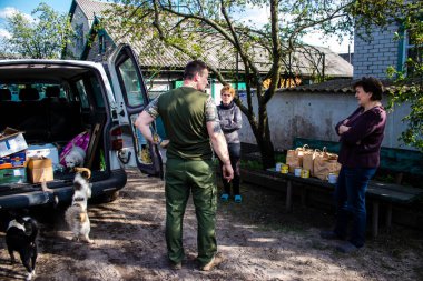 Ukrayna 'da yaşayan Çek gönüllü Petr takma adı Phantom Ukrayna' daki Donetsk Oblastı 'nın Yampil köyünde yaşayan insanlara Çek ve Slovak insani yardım getiriyor. İnsanlar hayatta kalmayı başardılar. Gönüllüler tarafından sağlanan insani yardım sayesinde.