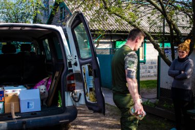 Ukrayna 'da yaşayan Çek gönüllü Petr takma adı Phantom Ukrayna' daki Donetsk Oblastı 'nın Yampil köyünde yaşayan insanlara Çek ve Slovak insani yardım getiriyor. İnsanlar hayatta kalmayı başardılar. Gönüllüler tarafından sağlanan insani yardım sayesinde.