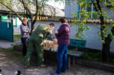 Ukrayna 'da yaşayan Çek gönüllü Petr takma adı Phantom Ukrayna' daki Donetsk Oblastı 'nın Yampil köyünde yaşayan insanlara Çek ve Slovak insani yardım getiriyor. İnsanlar hayatta kalmayı başardılar. Gönüllüler tarafından sağlanan insani yardım sayesinde.