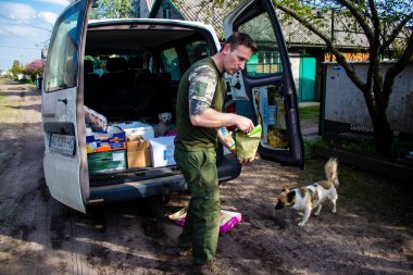 Ukrayna 'da yaşayan Çek gönüllü Petr takma adı Phantom Ukrayna' daki Donetsk Oblastı 'nın Yampil köyünde yaşayan insanlara Çek ve Slovak insani yardım getiriyor. İnsanlar hayatta kalmayı başardılar. Gönüllüler tarafından sağlanan insani yardım sayesinde.