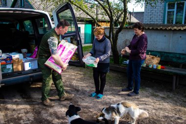 Ukrayna 'da yaşayan Çek gönüllü Petr takma adı Phantom Ukrayna' daki Donetsk Oblastı 'nın Yampil köyünde yaşayan insanlara Çek ve Slovak insani yardım getiriyor. İnsanlar hayatta kalmayı başardılar. Gönüllüler tarafından sağlanan insani yardım sayesinde.