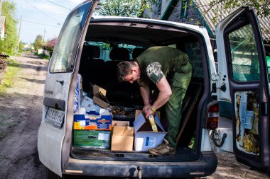 Ukrayna 'da yaşayan Çek gönüllü Petr takma adı Phantom Ukrayna' daki Donetsk Oblastı 'nın Yampil köyünde yaşayan insanlara Çek ve Slovak insani yardım getiriyor. İnsanlar hayatta kalmayı başardılar. Gönüllüler tarafından sağlanan insani yardım sayesinde.